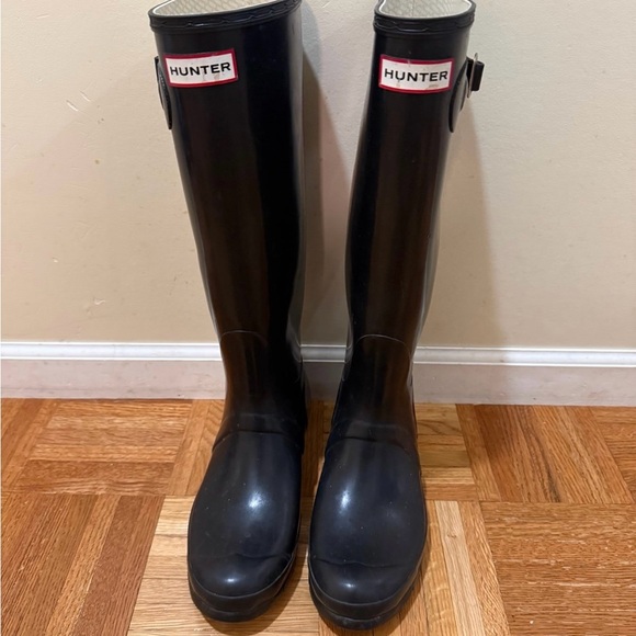 Hunter Original Tall Rainboots with Navy Liners - Picture 2 of 8